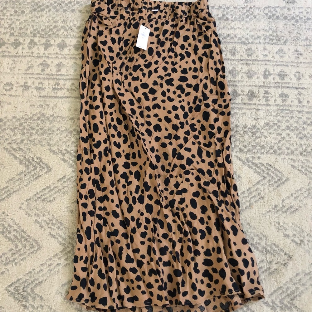 Light weight pull on skirt